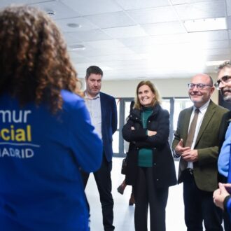 Fernández visita las instalaciones del Centro de Acogida de Emergencia Pinar de San José, en el contexto de la Campaña del Frío 2025-2026