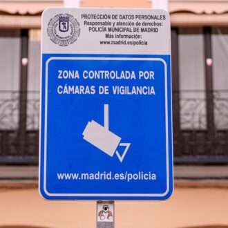 Cartel anunciador presencia de cámaras de videovigilancia municipales en la plaza del Dos de Mayo