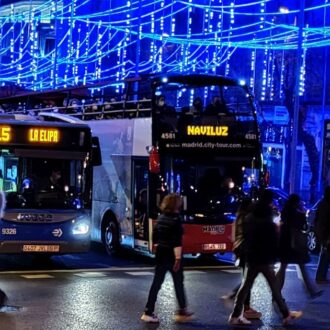 Un autobús municipal circula por el centro de Madrid durante una pasada Navidad