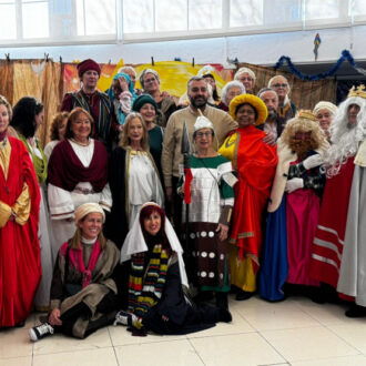 Diversos actores interpretan el belén viviente teatralizado con el que celebran estas fiestas en el Centro de Mayores San Francisco