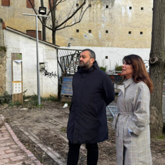 Segura visita las obras de reforma del parque público de la calle del Almendro