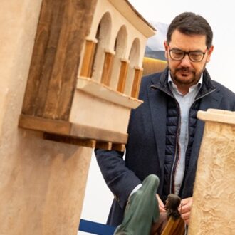 El concejal de Villa de Vallecas, Carlos González Pereira ha inaugurado el belén navideño del distrito