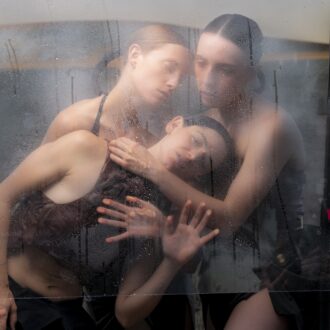 Lucía Montes y Mado Dellery, con su creación 'IM/PASIBLES'. Imagen de Rocío Aguirre