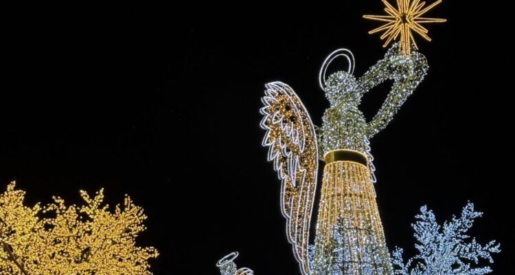 Dos de los ángeles gigantes instalados en la plaza del Emperador Carlos IV