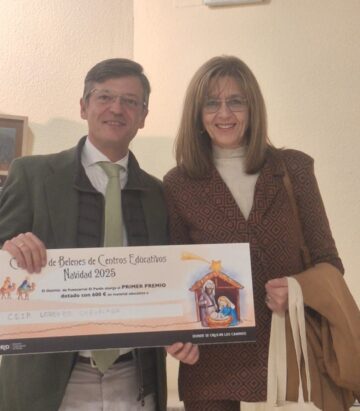 Entrega del primer premio al CEIP Lorenzo Luzuriaga donde se ve al concejal del distrito con personal del colegio