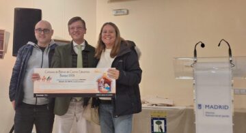 Entrega del segundo premio al CEIP Leopoldo Calvo Sotelo donde se aprecia al concejal con miembros del centro educativo y el diploma acreditativo