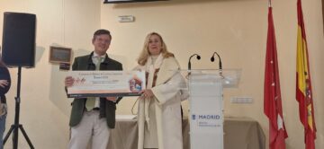 Premio al mejor belén de la categoría de colegio de Educación Especial con el concejal entregando el diploma a una representante del centro