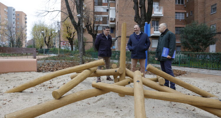 El delegado de Políticas de Vivienda, Álvaro González, y el concejal de Moratalaz, Nacho Pezuela, durante su visita al barrio de Vinateros tras su regeneración