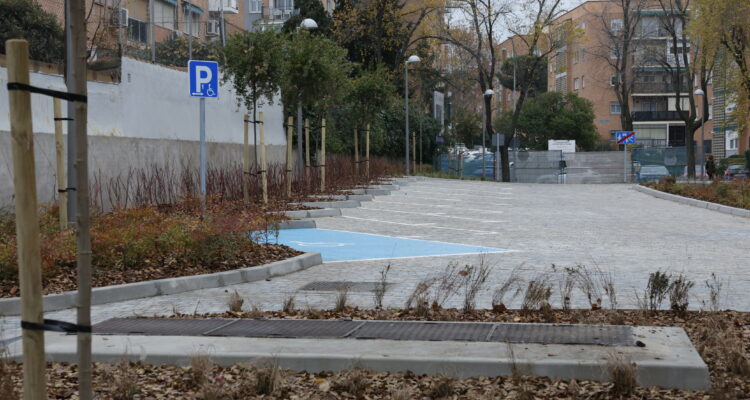 Detalle del barrio de Vinateros, en Moratalaz, tras su regeneración. Zona del parking
