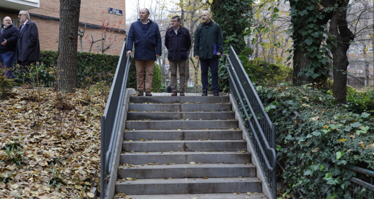 El delegado de Políticas de Vivienda, Álvaro González, y el concejal de Moratalaz, Nacho Pezuela, durante su visita al barrio de Vinateros tras su regeneración