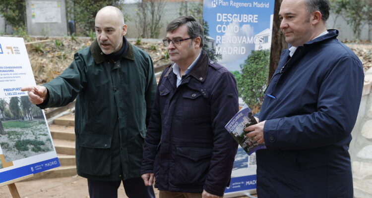 El delegado de Políticas de Vivienda, Álvaro González, y el concejal de Moratalaz, Nacho Pezuela, durante su visita al barrio de Vinateros tras su regeneración