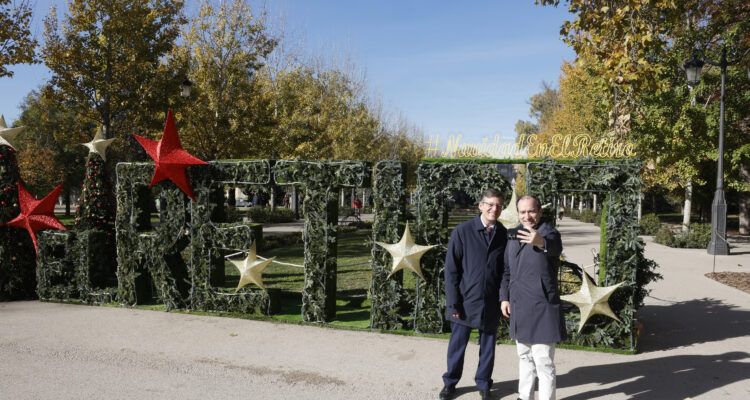 Carabante y Páramo junto al conjunto decorativo navideño del Retiro
