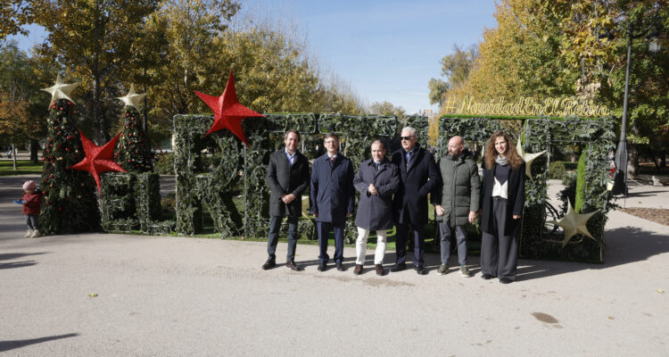 Foto de familia junto al conjunto decorativo navideño