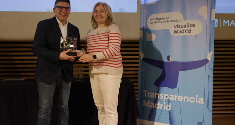 Inma Sanz hace entrega de su galardón a uno de los premiados en los I Premios a la Reutilización de Datos Abiertos