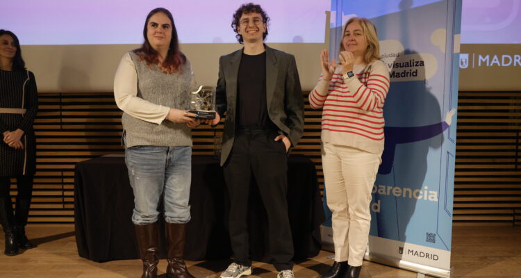 Inma Sanz hace entrega de su galardón a algunos de los premiados en los I Premios a la Reutilización de Datos Abiertos