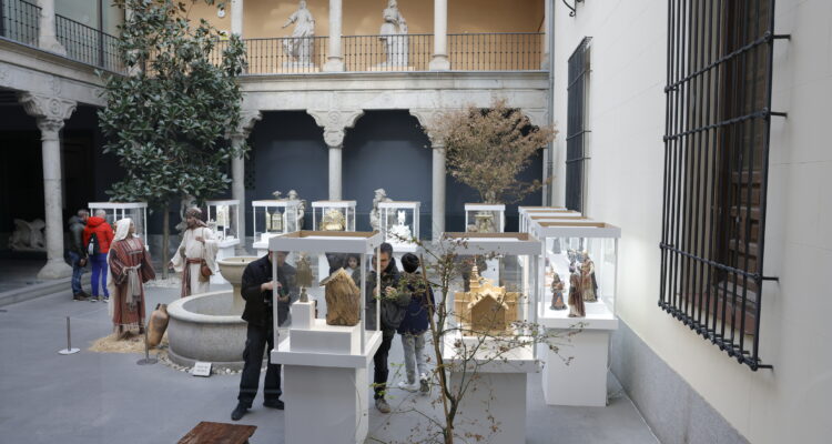 Rivera de la Cruz visita la exposición de belenes del Museo de San Isidro