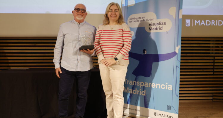Inma Sanz hace entrega de su galardón a uno de los premiados en los I Premios a la Reutilización de Datos Abiertos