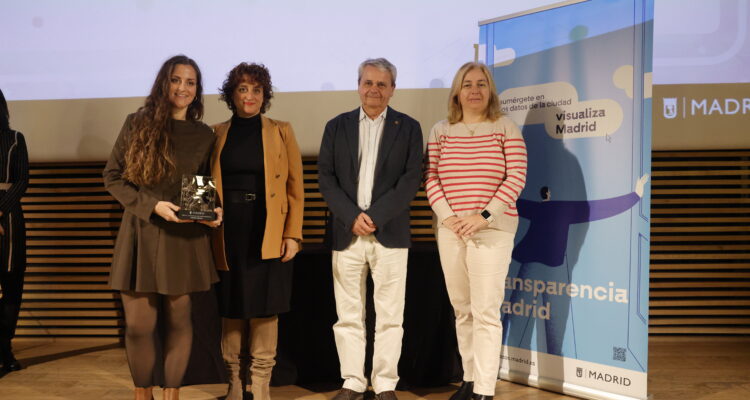 Inma Sanz hace entrega de su galardón a algunos de los premiados en los I Premios a la Reutilización de Datos Abiertos