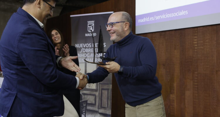 Fernández entregando el Premio Dignitas 2025 a Gaspar García, de la entidad Bokatas