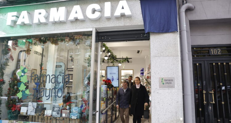 El delegado de Políticas de Vivienda y presidente de la Empresa Municipal de la Vivienda y Suelo de Madrid (EMVS Madrid), Álvaro González, y la concejala de Arganzuela, Lola Navarro, durante el acto de descubrimiento de la placa en la Farmacia Payno