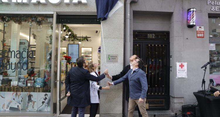 El delegado de Políticas de Vivienda y presidente de la Empresa Municipal de la Vivienda y Suelo de Madrid (EMVS Madrid), Álvaro González, y la concejala de Arganzuela, Lola Navarro, durante el acto de descubrimiento de la placa en la Farmacia Payno