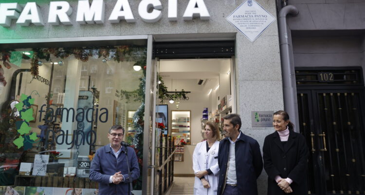 El delegado de Políticas de Vivienda y presidente de la Empresa Municipal de la Vivienda y Suelo de Madrid (EMVS Madrid), Álvaro González, y la concejala de Arganzuela, Lola Navarro, durante el acto de descubrimiento de la placa en la Farmacia Payno