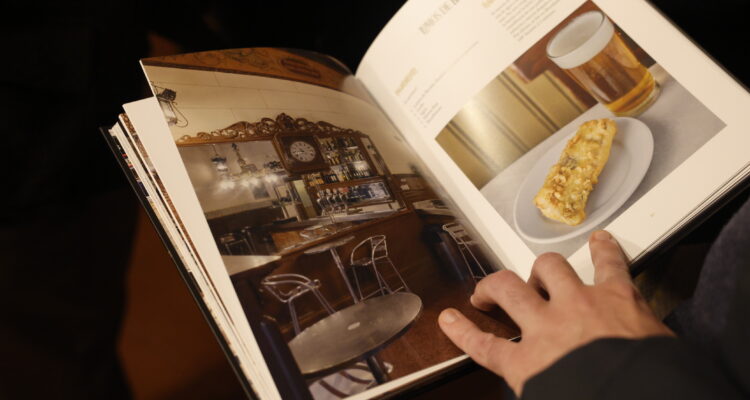 Una página del libro' Gastronomía de las tabernas y restaurantes centenarios de Madrid'