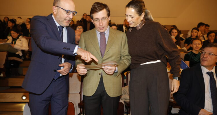 El alcalde de Madrid, José Luis Martínez-Almeida, el delegado de Políticas Sociales, Familia e Igualdad, José Fernández, y la concejala de Chamartín, Yolanda Estrada, durante la gala final del Certamen Escolar de Villancicos 2025 del Ayuntamiento