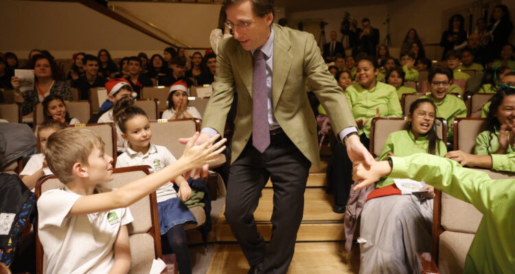 El alcalde de Madrid, José Luis Martínez-Almeida, con un grupo de niños durante la gala final del Certamen Escolar de Villancicos 2025 del Ayuntamiento