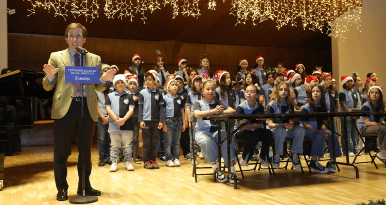 El alcalde de Madrid, José Luis Martínez-Almeida, con un grupo de niños durante la gala final del Certamen Escolar de Villancicos 2025 del Ayuntamiento