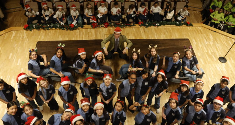 El alcalde de Madrid, José Luis Martínez-Almeida, con un grupo de niños durante la gala final del Certamen Escolar de Villancicos 2025 del Ayuntamiento