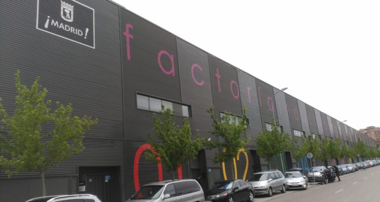 Fachada del edificio que alberga la factoría de Vicálvaro