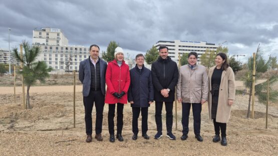 Foto de los participantes en la plantación de arbustos en Valdebebas