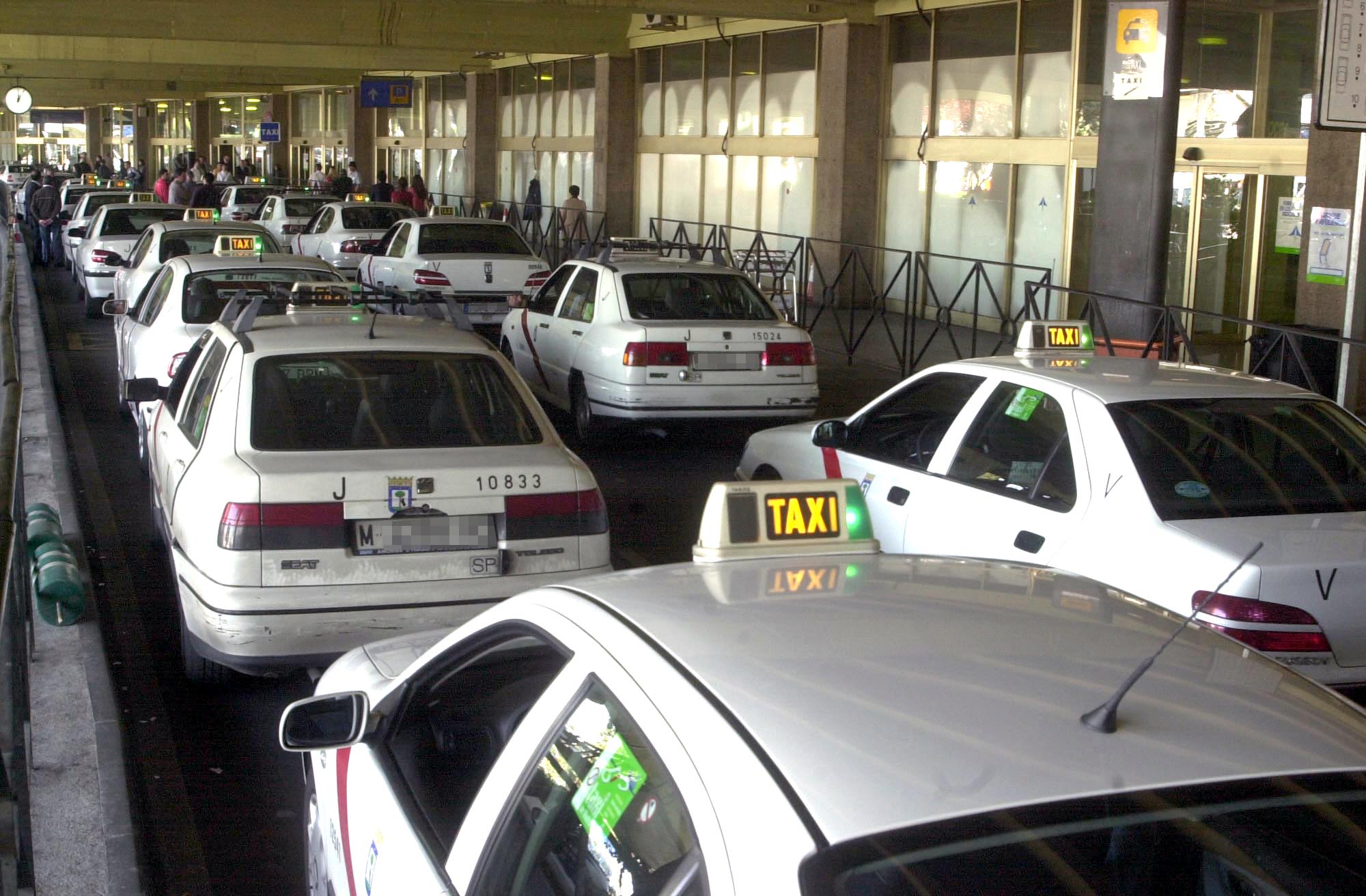 Imagen de archivo de taxis en el aeropuerto de Madrid