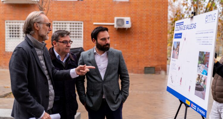 González y Niño durante la visita a la Colonia de Vallecas