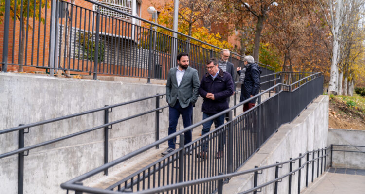 González y Niño, en espacio accesible, durante la visita a la Colonia de Vallecas