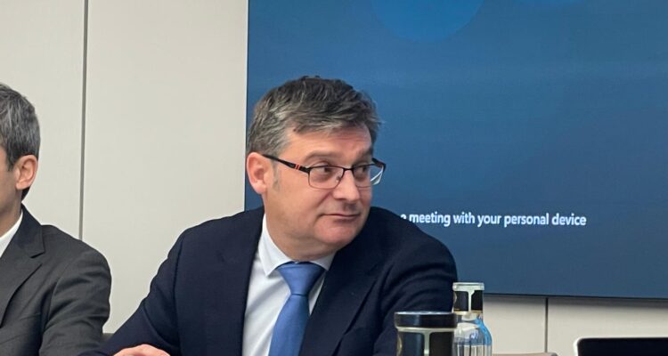 El delegado de Políticas de Vivienda y presidente de la Empresa Municipal de la Vivienda y Suelo de Madrid (EMVS Madrid), Álvaro González, en el Foro Urban by Ciare