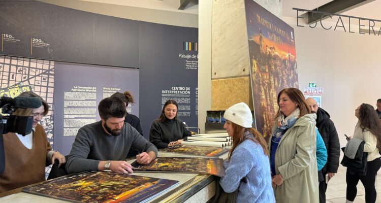 La delegada de Cultura, Turismo y Deporte, Marta Rivera de la Cruz, y el autor del cartel, el ilustrador Poliño Trapalleiro, durante el reparto