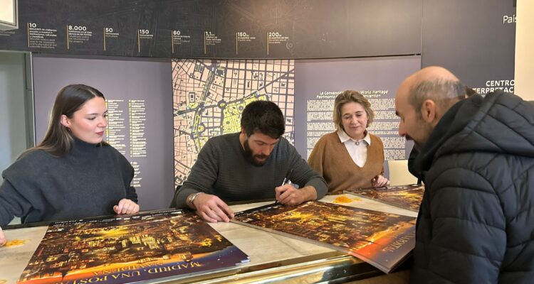 La delegada de Cultura, Turismo y Deporte, Marta Rivera de la Cruz, y el autor del cartel, el ilustrador Poliño Trapalleiro, durante el reparto