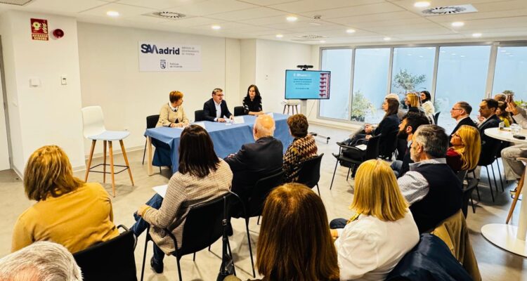 El delegado de Políticas de Vivienda y presidente de EMVS Madrid, Alvaro González, y la tesorera de ICAM, María Dolores Fernández Campillo, en la inauguración de la IV Jornada Informativa de SAVMadrid