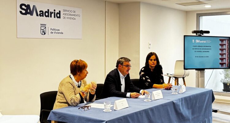 El delegado de Políticas de Vivienda y presidente de EMVS Madrid, Alvaro González, y la tesorera de ICAM, María Dolores Fernández Campillo, en la inauguración de la IV Jornada Informativa de SAVMadrid