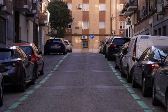 Imagen de archivo de una calle con Zona SER en Madrid