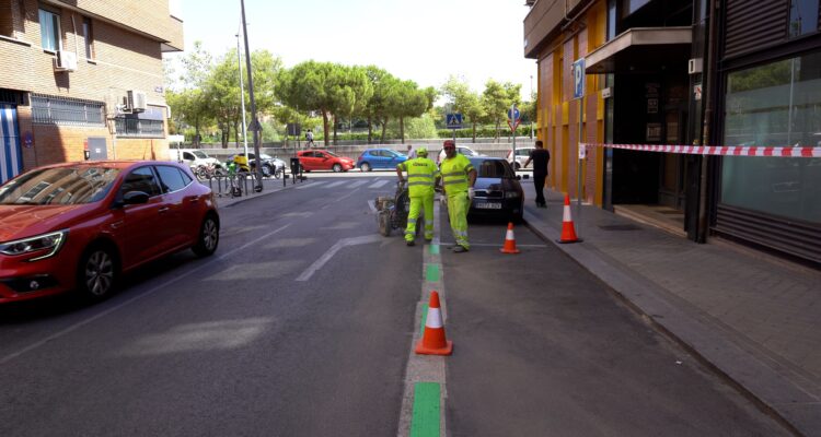 Imagen de archivo operario municipal pintando zona SER en Madrid