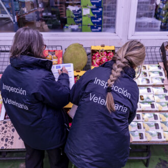 Imagen de archivo de una inspección alimentaria de Madrid Salud en Mercamadrid