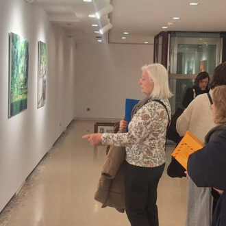 Martínez Páramo en la exposición del Certamen de Pintura Rápida del Real Sitio del Pardo 2025 donde se aprecia al concejal con más asistentes a la exposición viendo varios cuadros de pintura