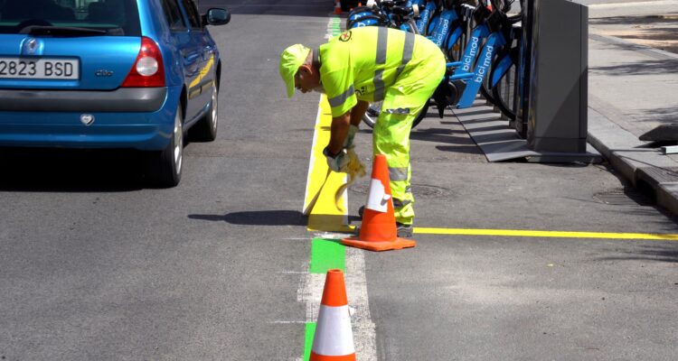 Operario pintando zona SER en distrito de Madrid (imagen de archivo)