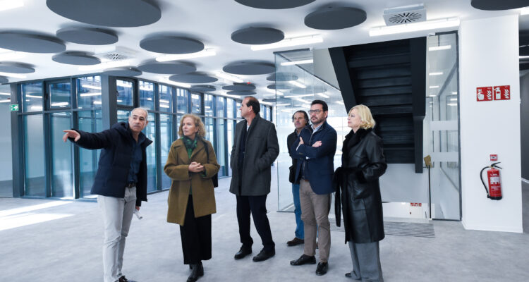 García Romero visita el nuevo centro cultural con biblioteca del Ensanche de Vallecas