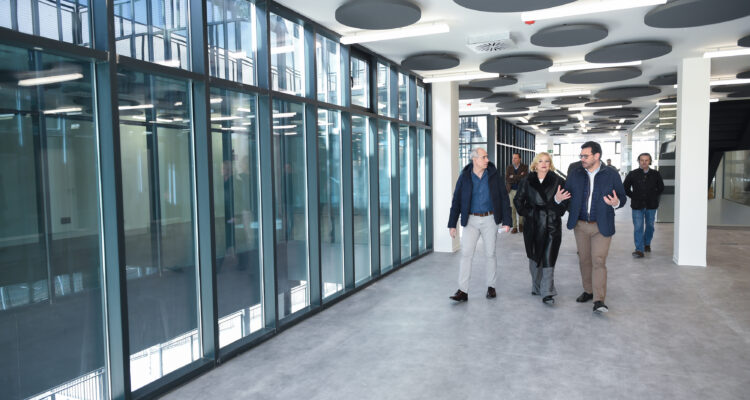 García Romero visita el nuevo centro cultural con biblioteca del Ensanche de Vallecas