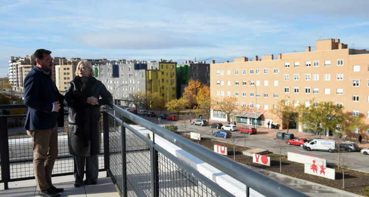 García Romero visita el nuevo centro cultural con biblioteca del Ensanche de Vallecas
