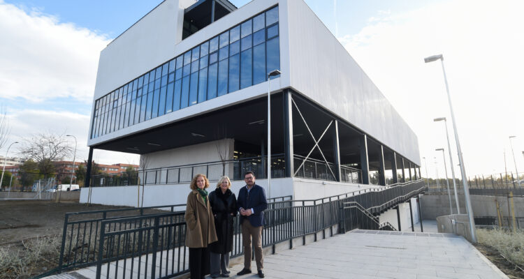 García Romero visita el nuevo centro cultural con biblioteca del Ensanche de Vallecas
